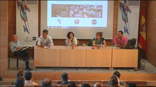 Mesa redonda con padres de deportistas jóvenes