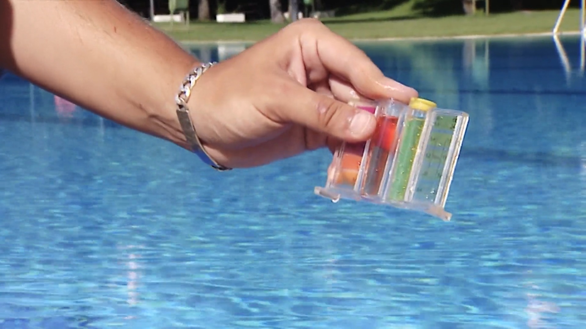 ¿Por qué es necesario tratar el agua de las piscinas?