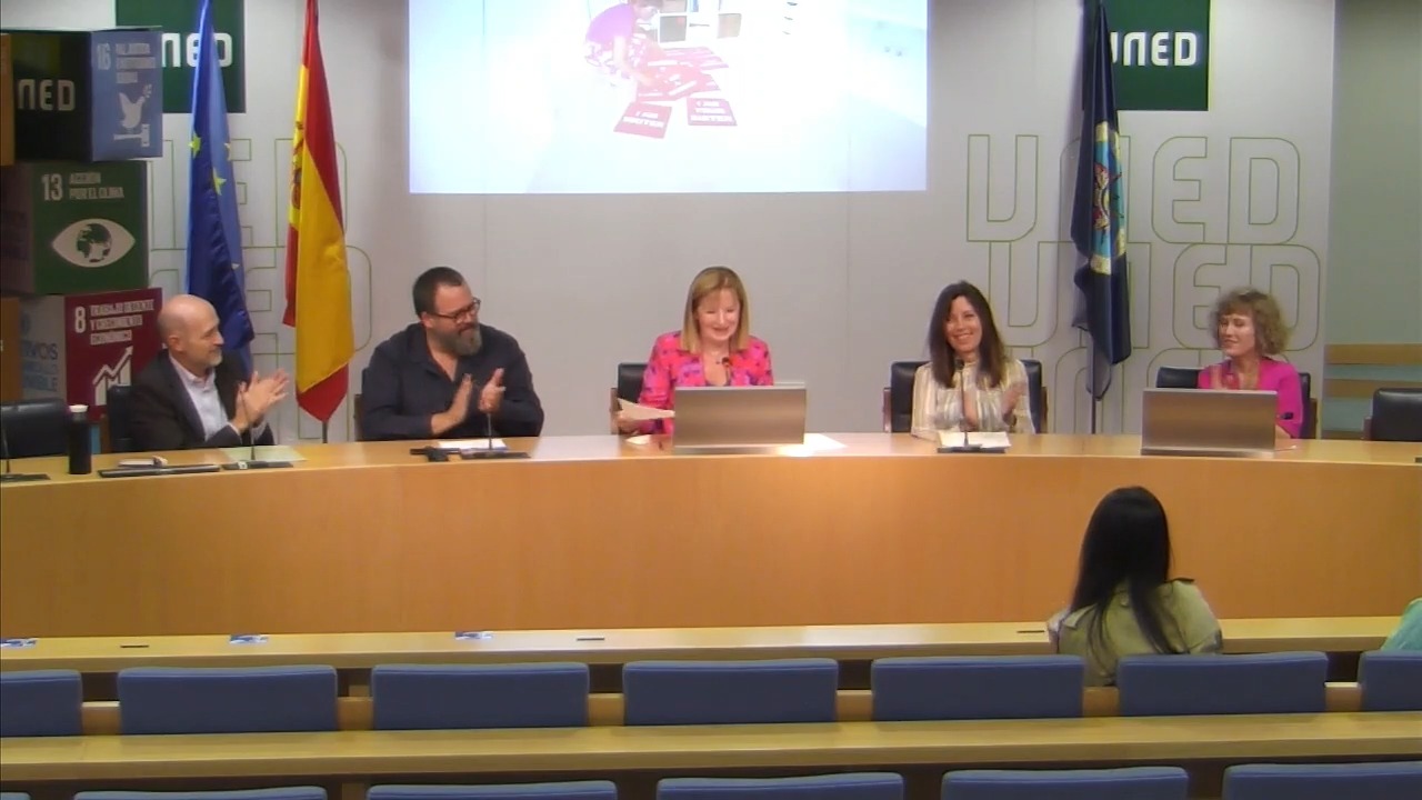 Presentación de la artista ganadora. IV Premio de Artes Plásticas de la UNED