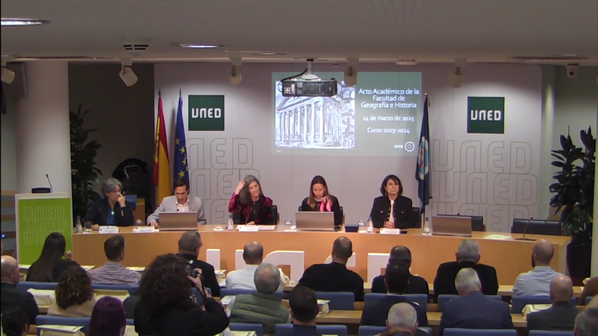 Acto Entrega de medallas de la Facultad al PDI Y al PTGAS jubilados y entrega de diplomas a los egresados en Geografía e Historia y en Historia del Arte, curso 2023-2024