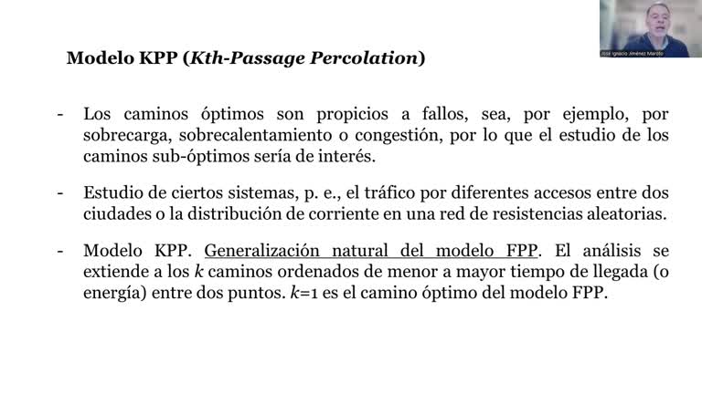 Estudio del espectro de caminos sub-óptimos en redes regulares desordenadas y sus aplicaciones en Física