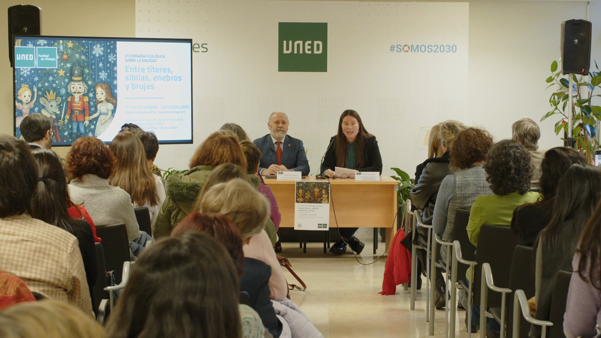 ¿Qué tienen en común los títeres, las sibilas, los enebros y las brujas con el espíritu filológico de la navidad?