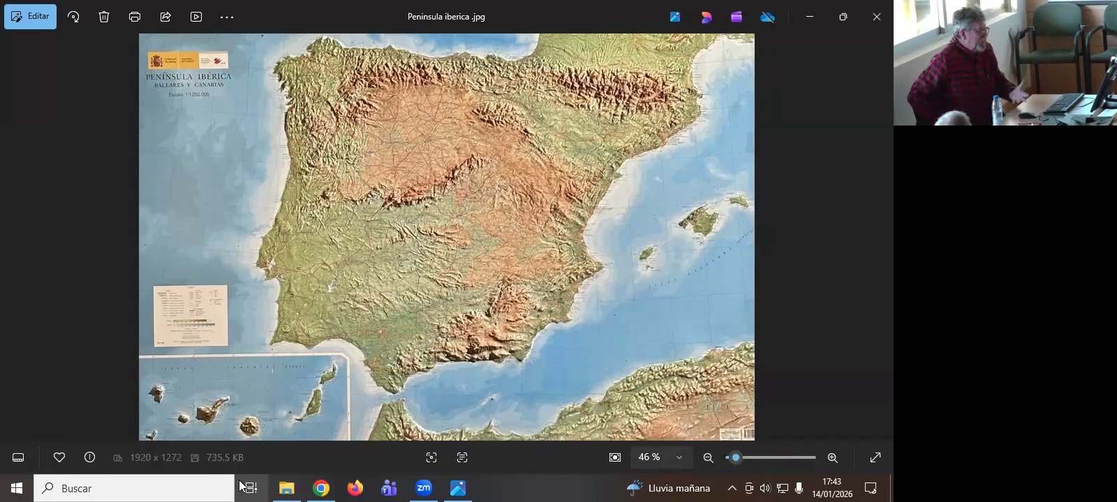 Conferencia de Luis Prieto sobre yesos y estucos, con demostración práctica de materiales en una mesa colocada junto a las del conferenciante