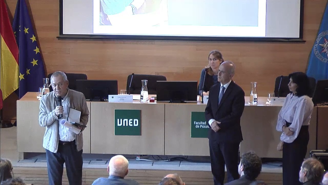 Entrega de Medallas a POI y PTGAS jubilado